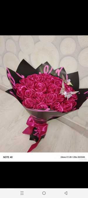 В наличии букет из атласных роз