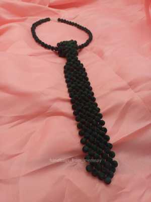 Галстук из бархатных бусин