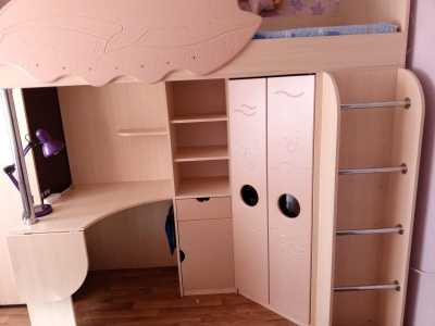 Кровать чердак со столом и шкафом