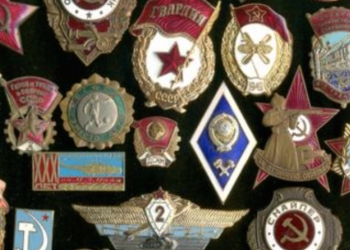 старые нагрудные знаки с винтовой застежкой, медали разных стран.