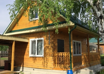 Дом в деревне у реки