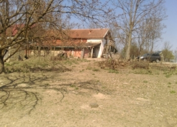 Дом, ферма, фруктовый сад и 5 Га земли.