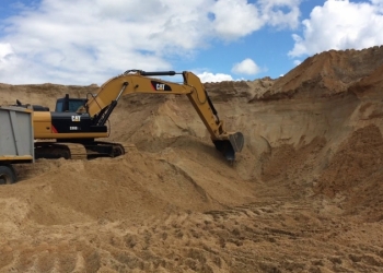 Карьерный песок для поднятия участка, под фундамент, для дренажных канав