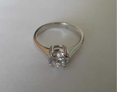 Золотое кольцо с природным бриллиантом