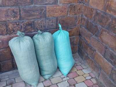 Опилки в мешках