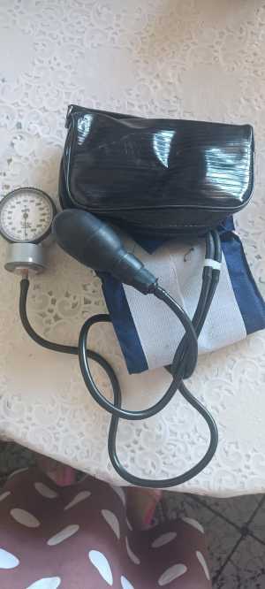 Старинный аппарат для измерения давленияж