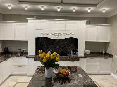 Столешницы и фартук выполнены из мрамора