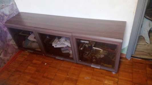 Диван и настенный шкаф