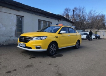 Водитель автомобиля такси с почасовой оплатой