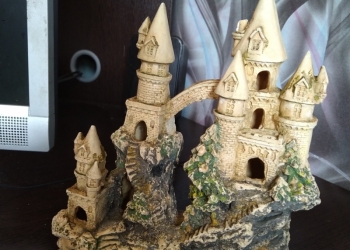 Замок в аквариум