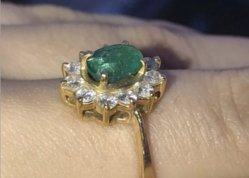 Золотое кольцо с бриллиантами и изумрудом.