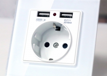 Розетка с USB портами, лицевая панель из закаленного стекла.