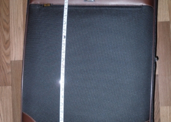 Чемодан на четырёх колёсиках