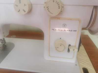 Швейная машина в тумбе с электроприводом чайка 142м