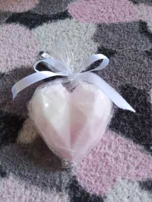 Мыло в виде сердца ручной работы.