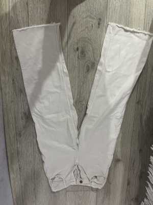 Джинсы белые
