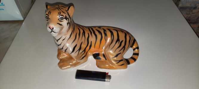 Фарфоровая статуэтка