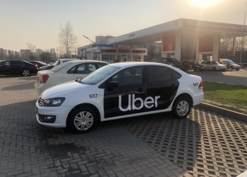 Водитель такси на авто компании 72/28