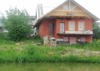 Продается дом с прудом на участке