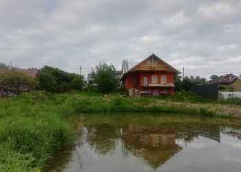 Продается дом с прудом на участке