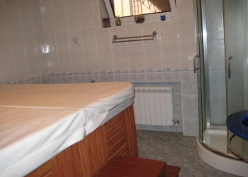 Усадьба с домом 328 м2 и доп. постройками из кирпича на участке 27 соток