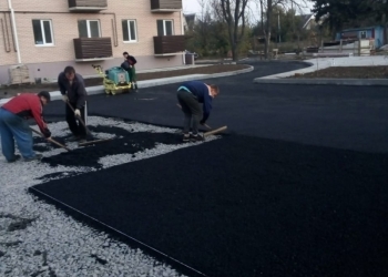 Выполняем работы по укладке асфальта