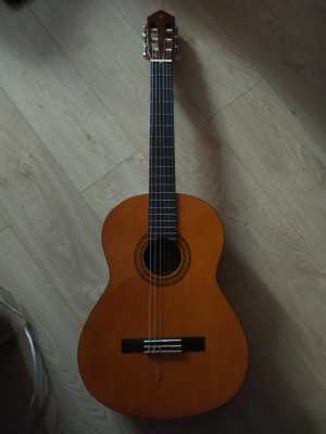 Классическую гитара YAMAHA C40