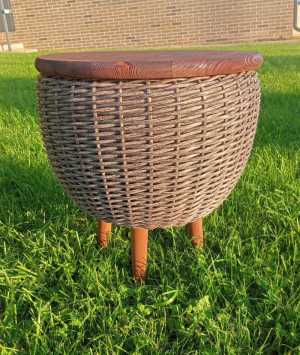 Столик из ротанга