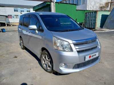 Toyota Noah 2010