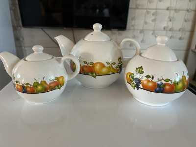 Набор: два заварочных чайника и сахарница