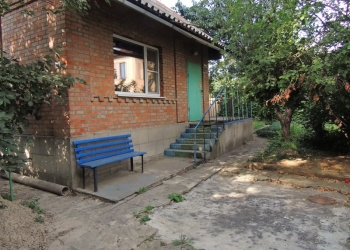 Продаю дом рядом с ростовским морем, транспорт,магазины не далеко.
