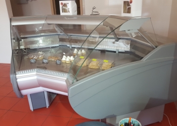 Продам холодильную витрину