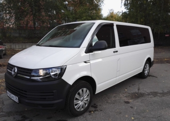 Трансфер на белоснежном микроавтобусе Фольксваген каравелла.