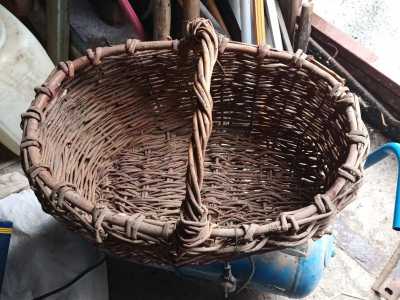 2е плетённые корзины.