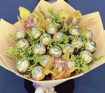 Цветочно-конфетный букет