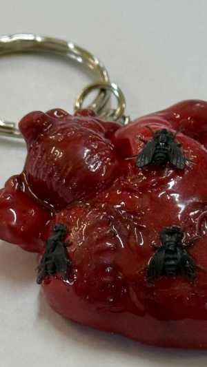 Брелок сердце с мухами
