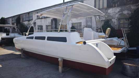 Катамаран белый Кайман-800. С окошками.
