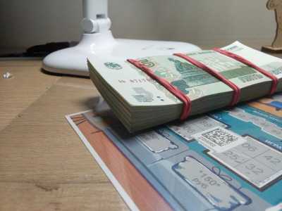 100 штук бумажными пятёрками