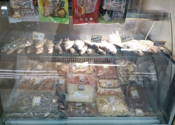 Срочно продается витриный холодильник.