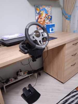 Игровой руль с педалями