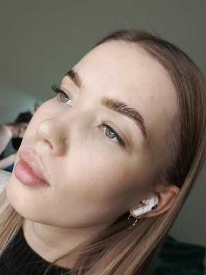 Модель на долговременную укладку бровей