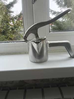 Соковыжималка старинная,в работе , можно пользоваться.