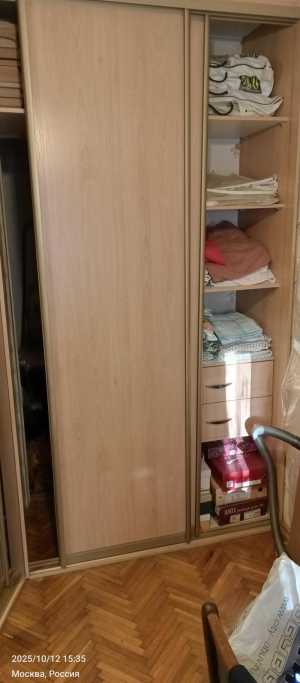 Отдам за символическую плату встроенный шкаф в маленькую комнату больший двушки