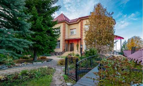 Продаётся усадьба в Лядах, где роскошь встречается с уютом.