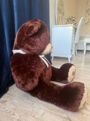 Большой игрушечный мишка