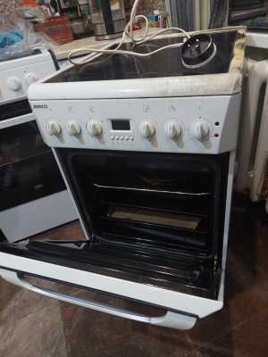Плита стеклокерамика 4конфорки,рабочая духовкаочая,духовка работает