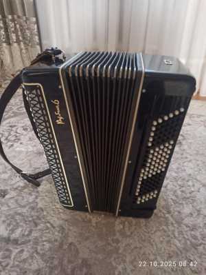 Баян "Рубин 6", баян "Мелодия", гармонь "Кировская".