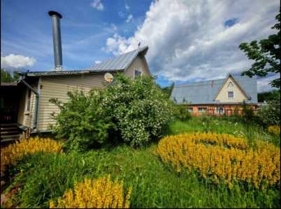 Прекрасный дом с большим участком в природоохранной зоне в 15 мин от метро.