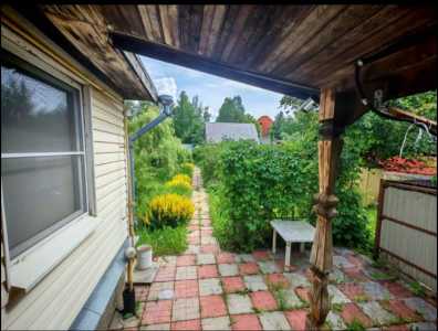 Прекрасный дом с большим участком в природоохранной зоне в 15 мин от метро.