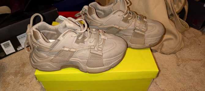 Кроссовки женские